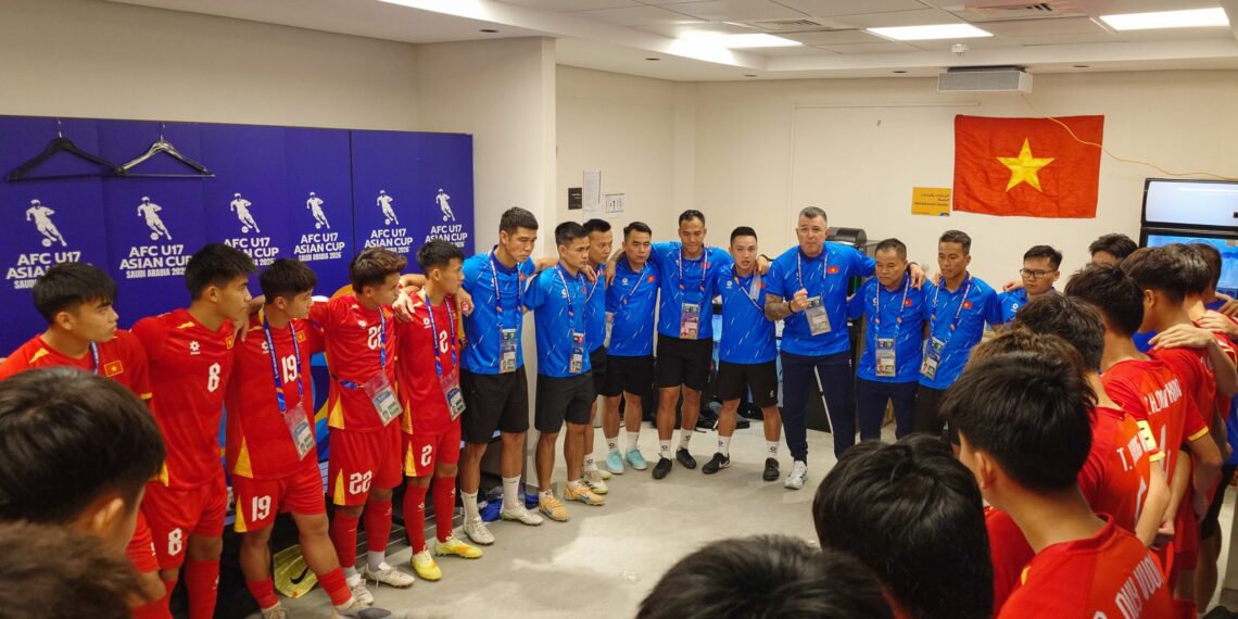 hlv cristiano roland dong vien u17 viet nam huong toi tran quyet dinh 1105023415.jpg