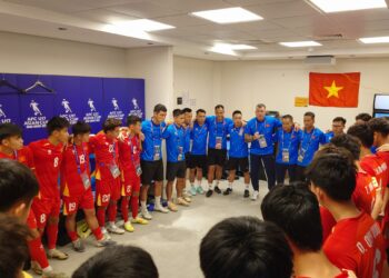 hlv cristiano roland dong vien u17 viet nam huong toi tran quyet dinh 1105023415.jpg