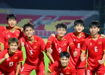 hlv cristiano roland loai con trai quang hai o u17 viet nam 207.jpg