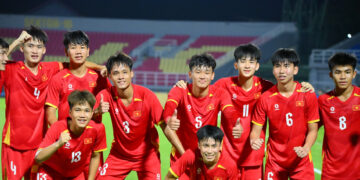 hlv cristiano roland loai con trai quang hai o u17 viet nam 207.jpg