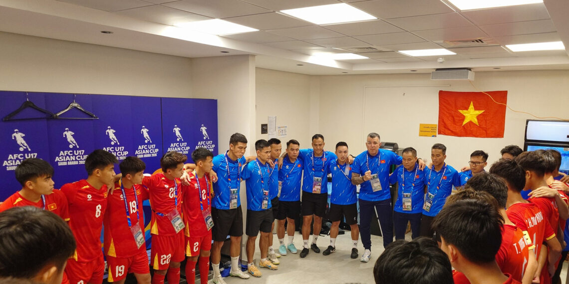 hlv cristiano roland u17 viet nam doc toan luc thang uae 470.jpg