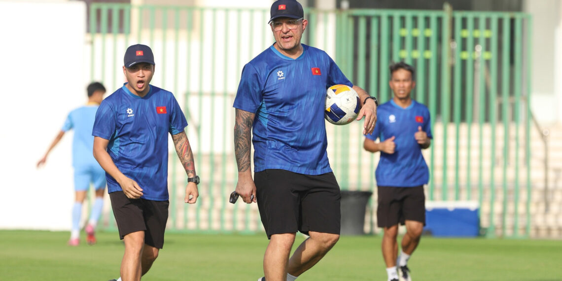 hlv cristiano roland yeu cau u17 viet nam choi don gian de thang uae 272.jpg