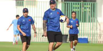 hlv cristiano roland yeu cau u17 viet nam choi don gian de thang uae 272.jpg