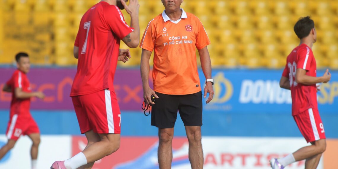 hlv le huynh duc roi ghe nong clb cong an tphcm.jpg