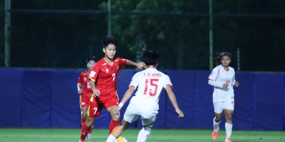 hlv okiyama nhan nhu u17 nu viet nam truoc tran tu ket chau a.jpeg