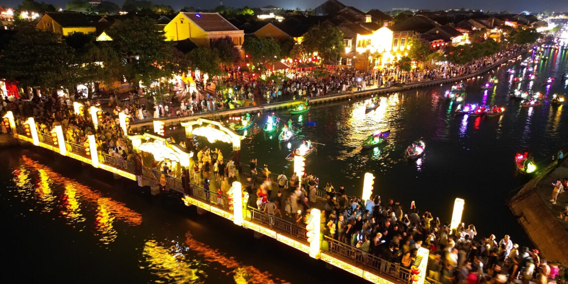 hoi an dong kin ve dem du khach nhich tung buoc tham quan pho co 2316.jpg