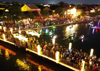 hoi an dong kin ve dem du khach nhich tung buoc tham quan pho co 2316.jpg