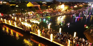 hoi an dong kin ve dem du khach nhich tung buoc tham quan pho co 2316.jpg