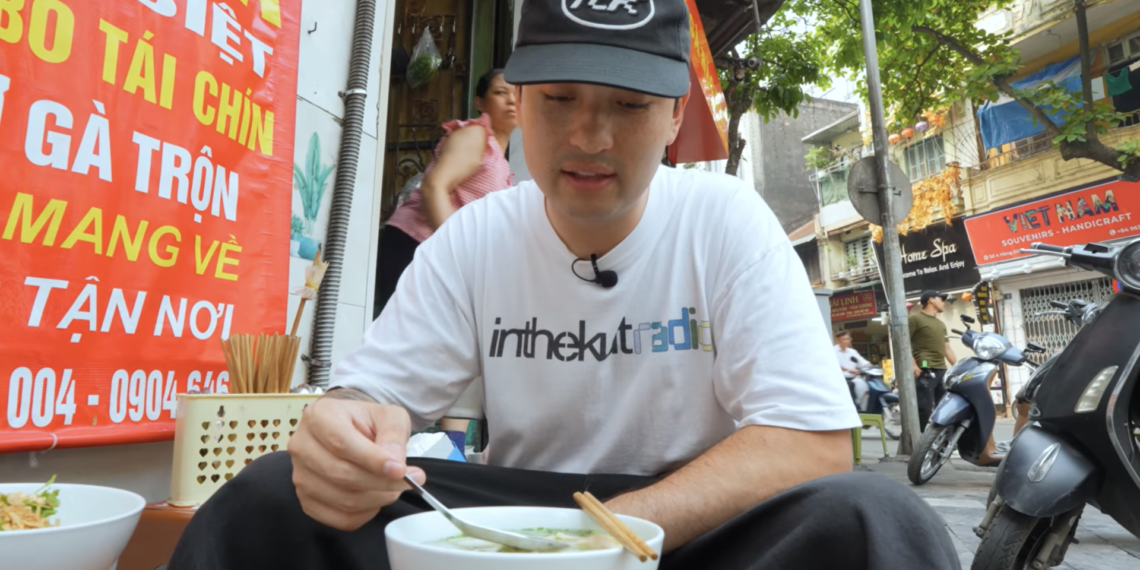 khach my thu 6 mon pho trong 1 ngay o ha noi phat hien dieu bat ngo 1848.png