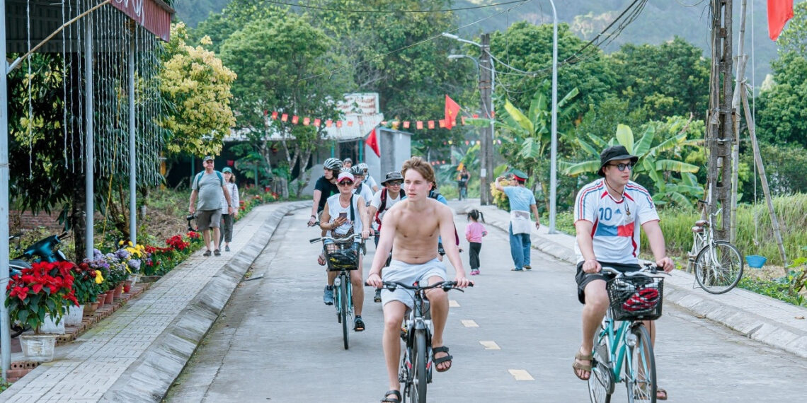 khach tay me man ngoi lang tram tuoi khong o to xe may o hai phong 2946.jpg