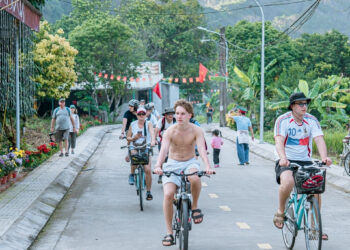 khach tay me man ngoi lang tram tuoi khong o to xe may o hai phong 2946.jpg
