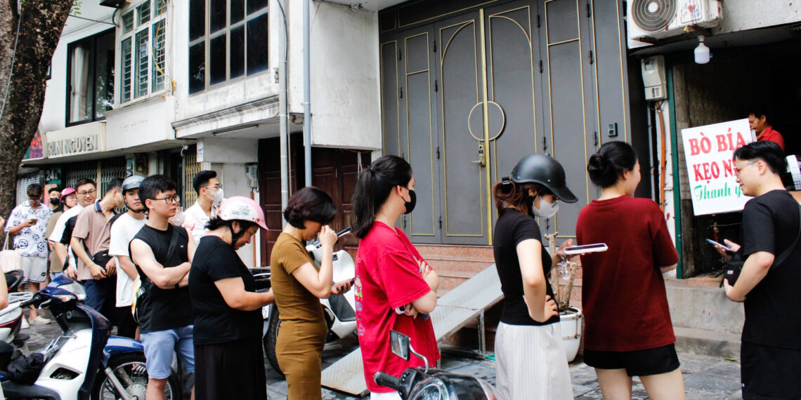 nguoi dan ong ban bo bia co thoi quen la khach cho ca tieng de mua 1096.jpg