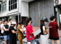 nguoi dan ong ban bo bia co thoi quen la khach cho ca tieng de mua 1096.jpg