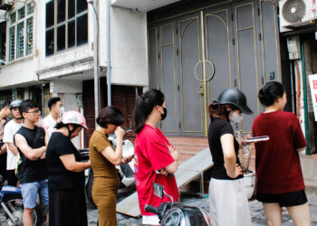 nguoi dan ong ban bo bia co thoi quen la khach cho ca tieng de mua 1096.jpg