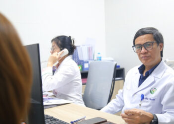 5 dấu hiệu đau đầu cần đi khám u não nhieu nguoi bi dau dau nhung khi nao nen di kham u nao 972.jpg