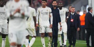 real madrid chim vao hon loan mau thuan noi bo bung phat.jpg