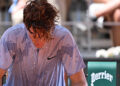 sinner bi loai o roland garros guc nga o lo lua paris 177.jpg