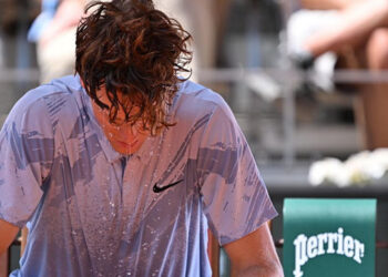 sinner bi loai o roland garros guc nga o lo lua paris 177.jpg
