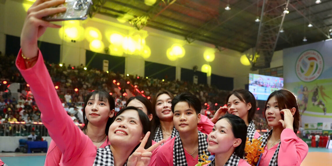 thanh thuy va cac chan dai bong chuyen gay sot o cup vtv9 641.jpeg