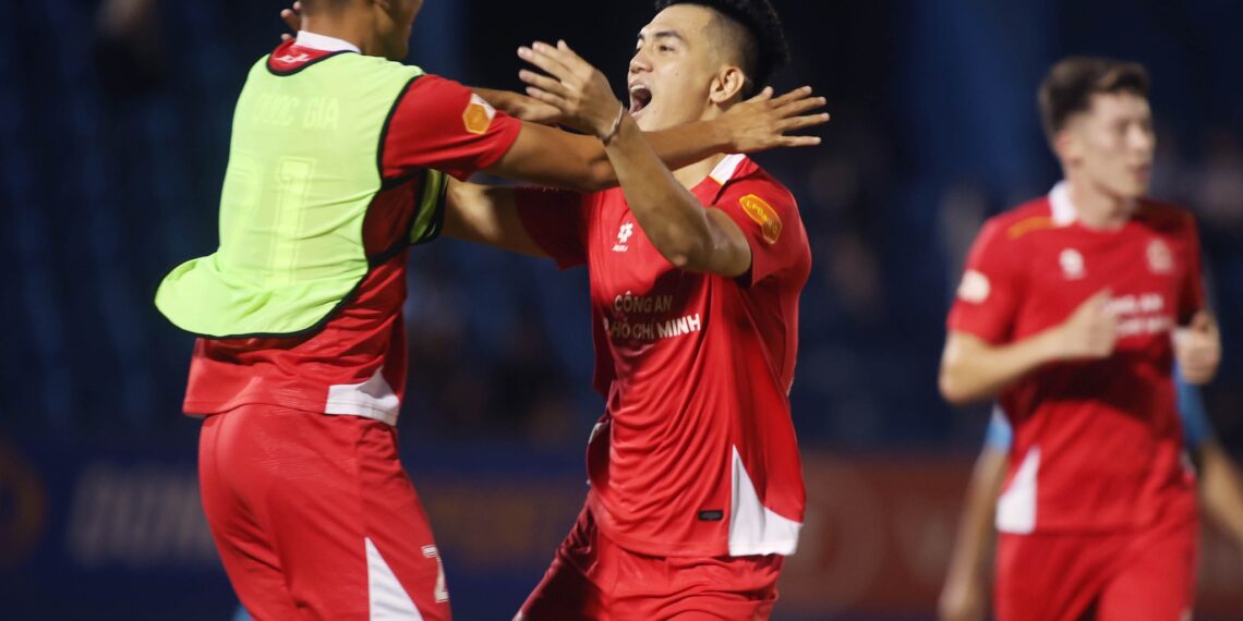 tien linh noi loi xin loi vi lam phu long tin cua nguoi ham mo.jpg