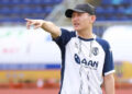 tro ly hlv kim sang sik ngoi ghe nong clb ha tinh 965.jpeg