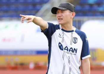 tro ly hlv kim sang sik ngoi ghe nong clb ha tinh 965.jpeg