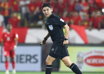 trong tai han quoc bat tran the cong viettel vs ninh binh 1333.jpg