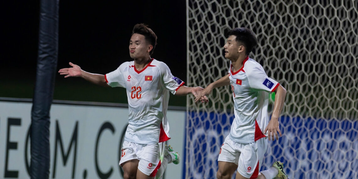 u17 viet nam dau u17 uae dung so truong lay ve u17 world cup 2552.jpg