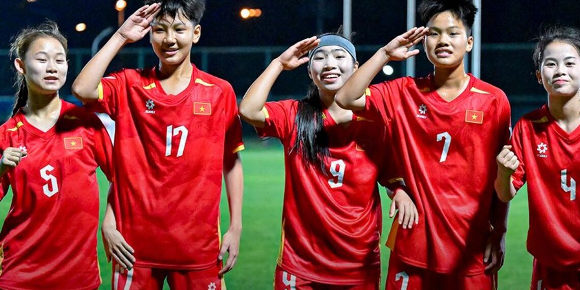 u17 nu viet nam nhan nua ty lo doi thu tranh ve world cup.jpg