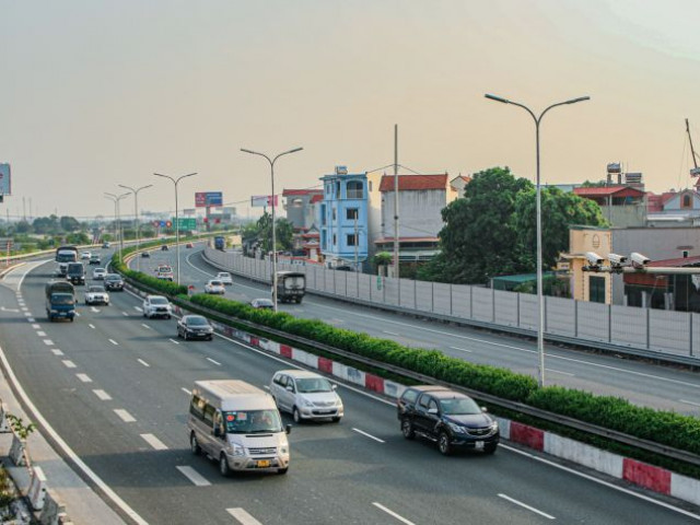 Nhập làn, chuyển làn trên cao tốc như thế nào để tránh bị phạt tiền triệu? xehay nha p lan cao toc 180526 1.jpg
