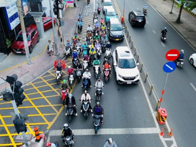 Dừng xe trên vạch mắt võng: Hiểu sai luật có thể bị phạt tới 22 triệu đồng xehay vach mat vong 150526 1.jpg