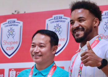 xuan son tuyen bo cung truoc tran nam dinh tai dau selangor 2012.jpg