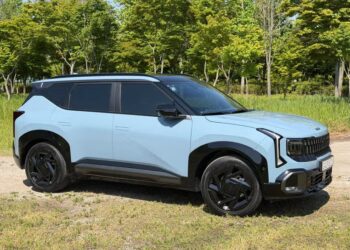 2027 kia seltos side in park v1 jpg.19040.jpeg