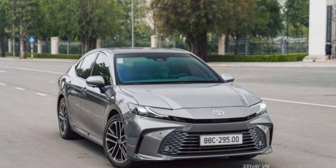 4401782456554 toyota camry va fortuner tai viet nam anhdaidien.jpg