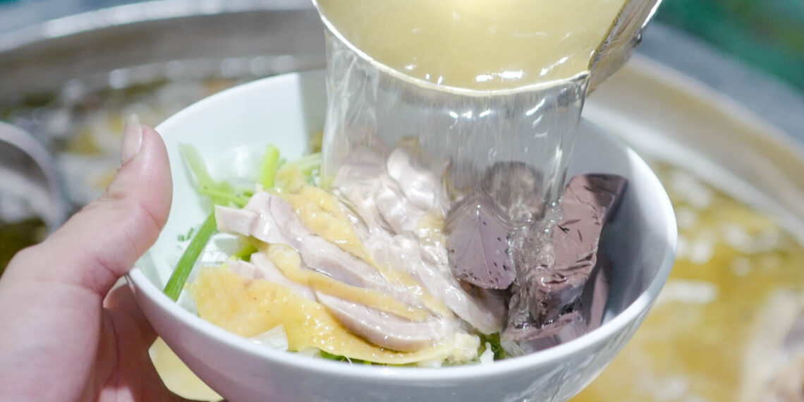 5 quan pho ga michelin o ha noi co noi bi che dat van dong kin khach 2562.jpg
