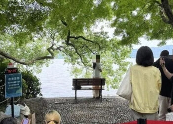 Chiếc ghế khiến du khách xếp hàng mỗi ngày, chỉ được ngồi 3 phút chiec ghe khien du khach xep hang moi ngay chi duoc ngoi 3 phut 223.jpg