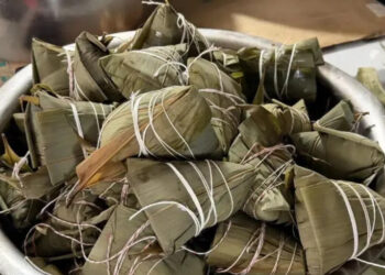 Cửa hàng bán hơn 600 chiếc bánh mỗi ngày, khách xếp hàng 2 tiếng chờ mua cua hang ban hon 600 chiec banh moi ngay khach xep hang 2 tieng cho mua 1976.jpg