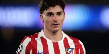 diego forlan khuyen atletico madrid ban julian alvarez.jpg