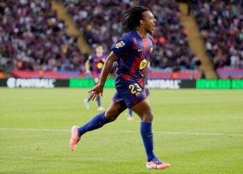 jules kounde khang dinh nguyen vong o lai barca.jpg