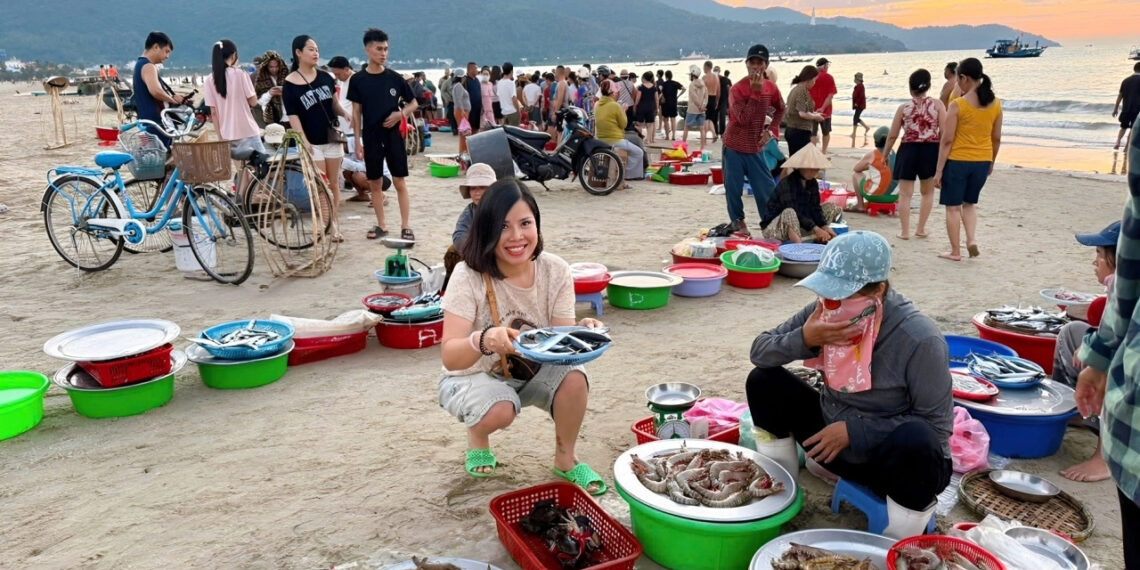 Khách dậy từ 4h tới làng chài ở Đà Nẵng, chi vài triệu mua hải sản tươi ngon khach day tu 4h toi lang chai o da nang chi vai trieu mua hai san tuoi ngon 2776.jpg