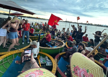 khach tay vo oa khi nguoi cheo thuyen thung o hoi an lan song tim lai dien thoai 1717.jpg
