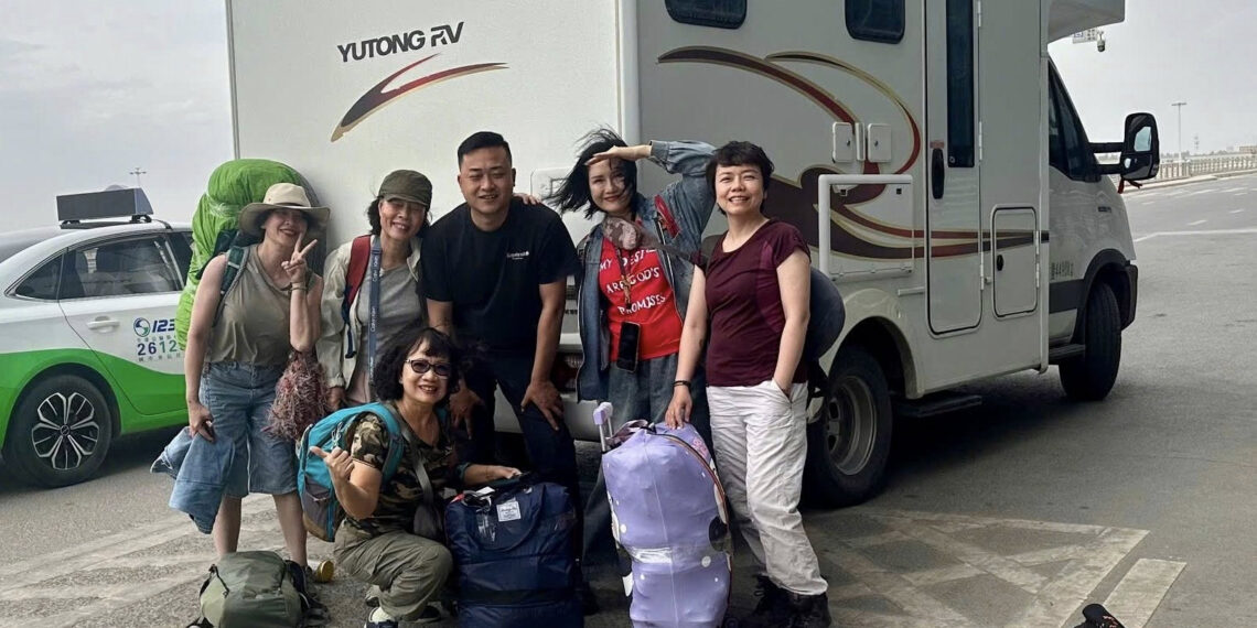 khach viet len nui bang vuot sa mac lon nhat trung quoc bang nha di dong 4132.jpg