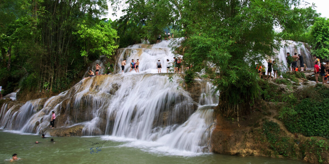loat thac nuoc tu nhien tam dung hoat dong du khach can chu y 2104.jpg