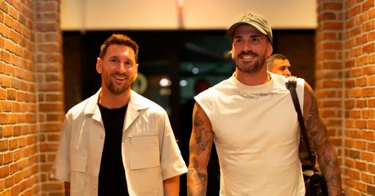 messi khong o cung phong voi de paul de giu 2141.jpg