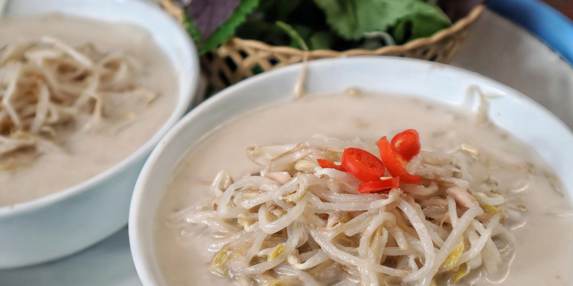 Món nửa nộm, nửa bánh đúc giá 25.000 đồng, khách ưa thích trong mùa hè Hà Nội mon nua nom nua banh duc gia 25 3155.png