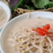 Món nửa nộm, nửa bánh đúc giá 25.000 đồng, khách ưa thích trong mùa hè Hà Nội mon nua nom nua banh duc gia 25 3155.png