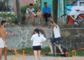 nguoi dan ong di tren soi day nho o bai bien da nang du khach hao hung thu suc 380.jpg