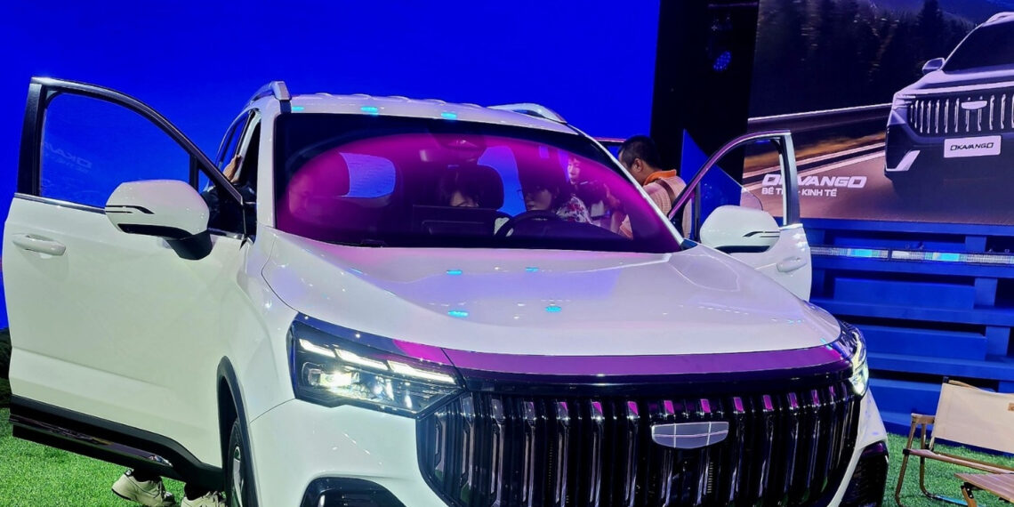 phia sau muc gia thap cua geely okavango khi dat canh santa fe va innova cross 125.jpeg