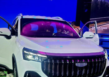 phia sau muc gia thap cua geely okavango khi dat canh santa fe va innova cross 125.jpeg