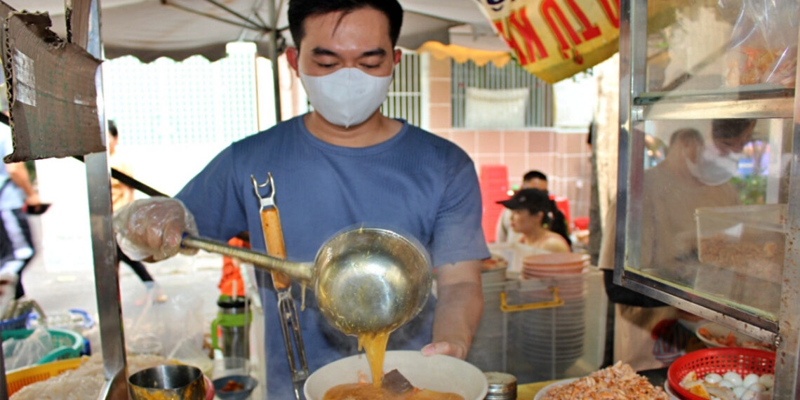 Quán bánh canh trong hẻm TPHCM đông kín khách sau khi được Michelin vinh danh quan banh canh trong hem tphcm dong kin khach sau khi duoc michelin vinh danh 1112.jpg